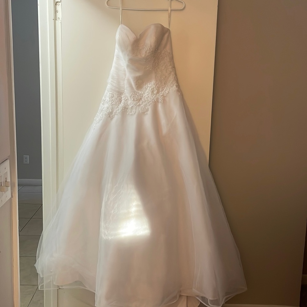 Wedding Dress only worn once !!!! Dress is long with a train!!!